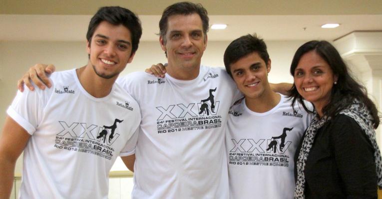 Rodrigo e Felipe Simas aplaudem o pai na capoeira