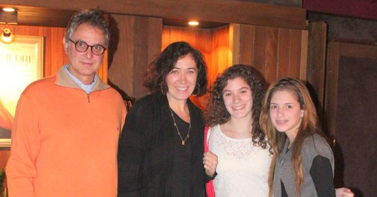 Lilia Cabral reúne a família para assistir o espetáculo ‘A Primeira Vista’