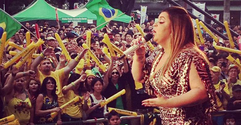 Preta Gil faz festa brasileira no Japão