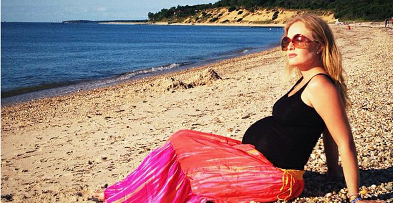 Grávida de seis meses, Angélica relaxa em praia nos EUA