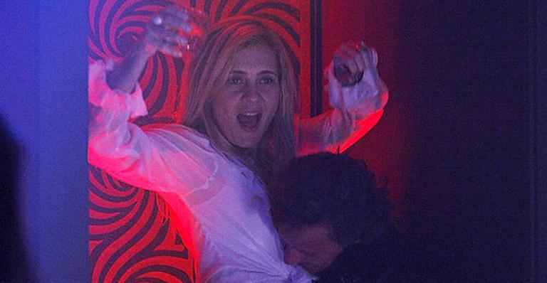 ‘Avenida Brasil’: Com Max, Carminha comemora vitória sobre Nina em casa de swing