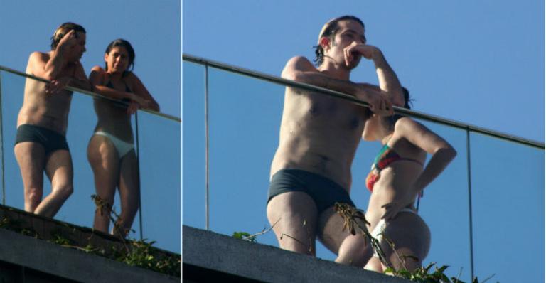 Bruno Mazzeo curte piscina com amada