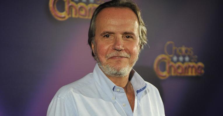 Tato Gabus Mendes recebe visita da família em estúdio da Globo