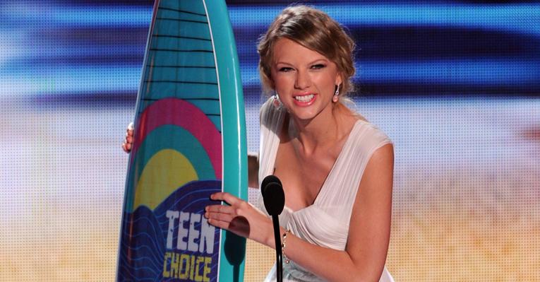 Taylor Swift leva seis estatuetas no Teen Choice Awards 2012