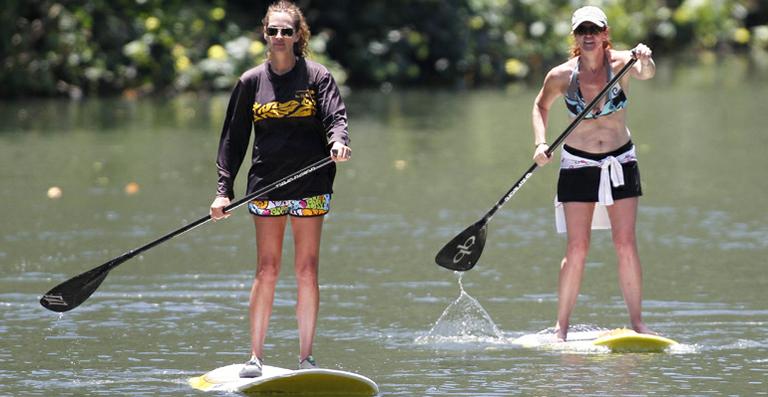 Julia Roberts pratica esporte ao lado de amiga no Havaí