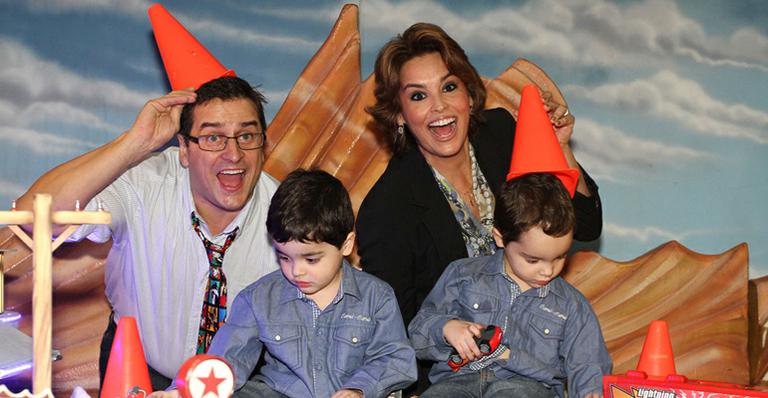 Com Fernando Vieira, Suzy Rêgo celebra os três anos dos seus gêmeos Marco e Massimo