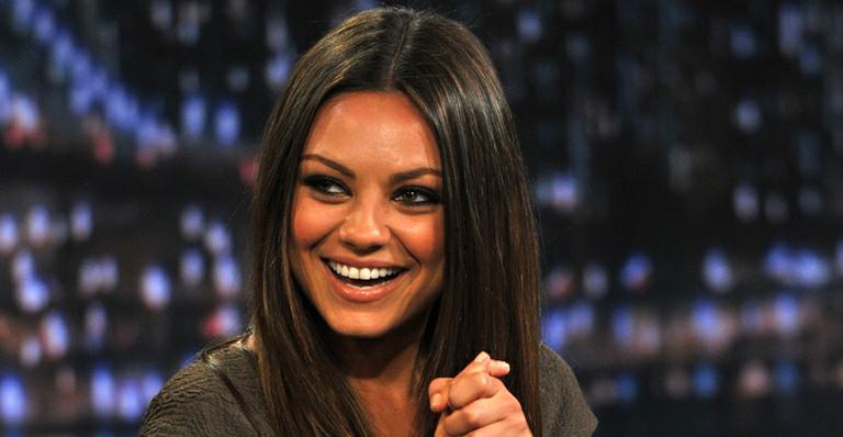 Mila Kunis praticamente se mudou para a casa de Ashton Kutcher, diz jornal