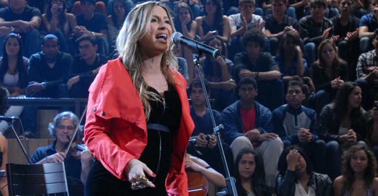 Claudia Leitte faz pocket show antes do parto