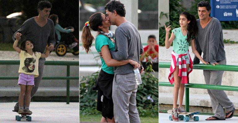 Em pista de skate, Eduardo Moscovis mostra seu lado radical às filhas Sofia e Manuela