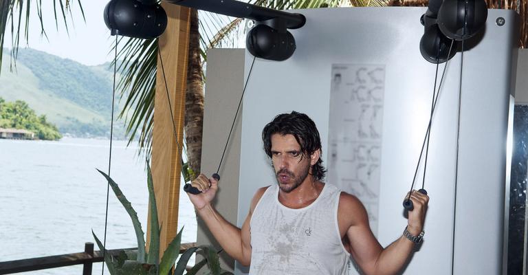 Alexandre Barillari cuida da boa forma com malhação