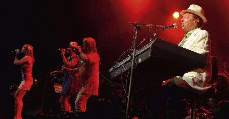 Sergio Mendes seduz Londres com show de bossa nova