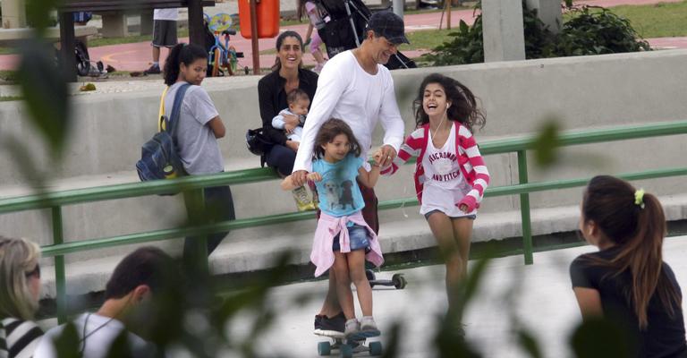 Eduardo Moscovis anda de skate com as filhas