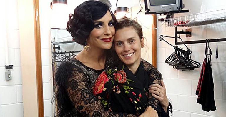 Nos bastidores de ‘Gabriela’, Carolina Dieckmann ajuda Ivete Sangalo a passar o texto