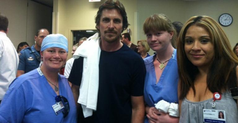 Christian Bale visita vítimas de massacre no cinema em hospital no Colorado