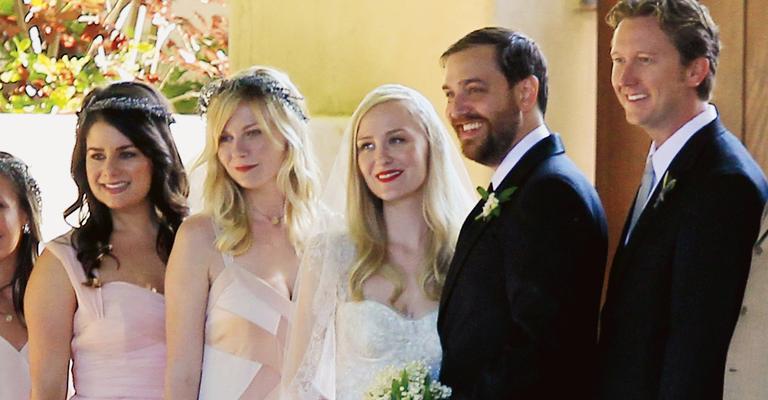 Kirsten Dunst brilha como madrinha de casamento