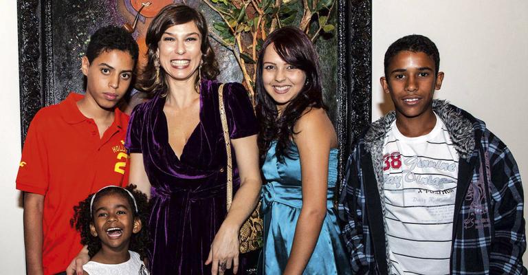 Maria Paula confere mostra de arte em São Paulo