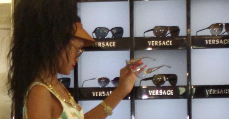 Rihanna chama atenção ao exibir macacão estampado de abacaxis