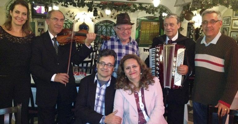 Murilo Rosa participa de festa em comemoração por término de filmagens