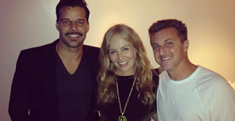 Angélica e Luciano Huck tietam Ricky Martin após musical na Broadway