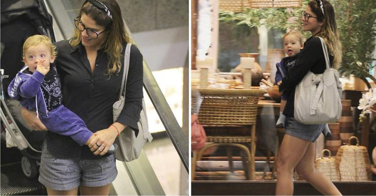Priscila Fantin se diverte com o filho em shopping