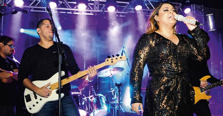 DJ Heleninha Bordon comanda as picapes em show de Preta Gil