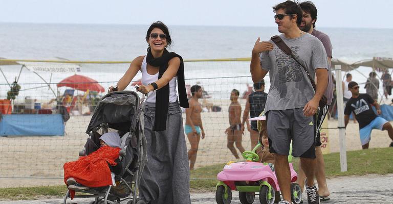 Juliana Knust curte caminhada com o filho na orla da Barra da Tijuca