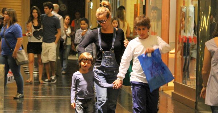 Carolina Dieckmann leva os filhos Davi e José ao cinema