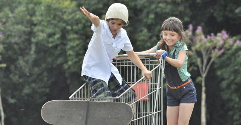 Maria Joaquina e Davi de Carrossel gravam clipe da banda Condução do Sistema