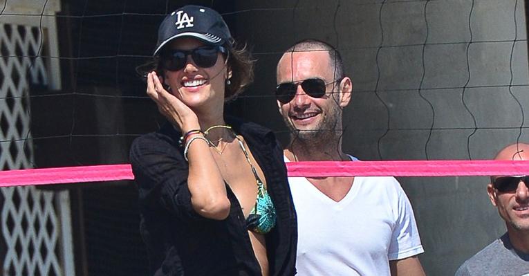 Alessandra Ambrosio e Rodrigo Santoro jogam vôlei em Los Angeles