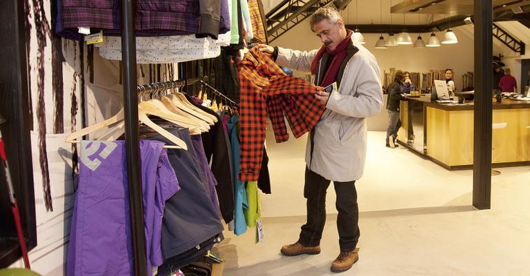 Oscar Magrini faz compras com a filha na Patagônia argentina