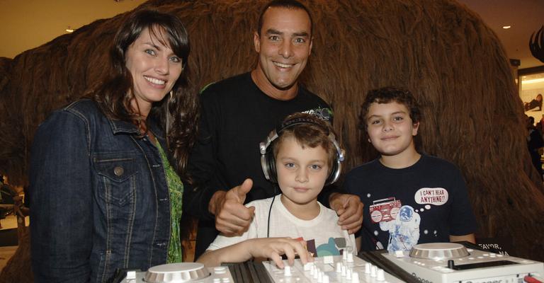 Paulo Zulu leva a família à abertura de exposição em Porto Alegre