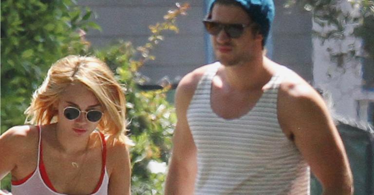 Noivos, Miley Cyrus e Liam Hemsworth passeiam de skate em Los Angeles
