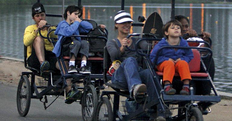Carol Dieckmann faz passeio de triciclo com a família no Rio