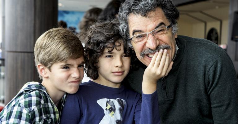Paulo Betti confere pré-estreia de ‘Valente’ com o filho