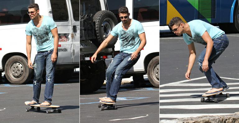 Cauã Reymond faz manobras de skate no intervalo das gravações de ‘Avenida Brasil’