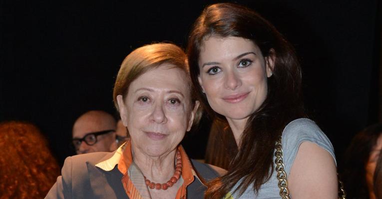 Fernanda Montenegro aplaude Alinne Moraes no teatro