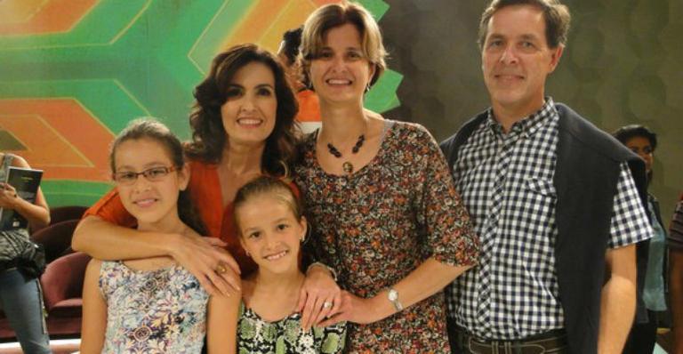 Fátima Bernardes recebe irmã e sobrinhas no estúdio