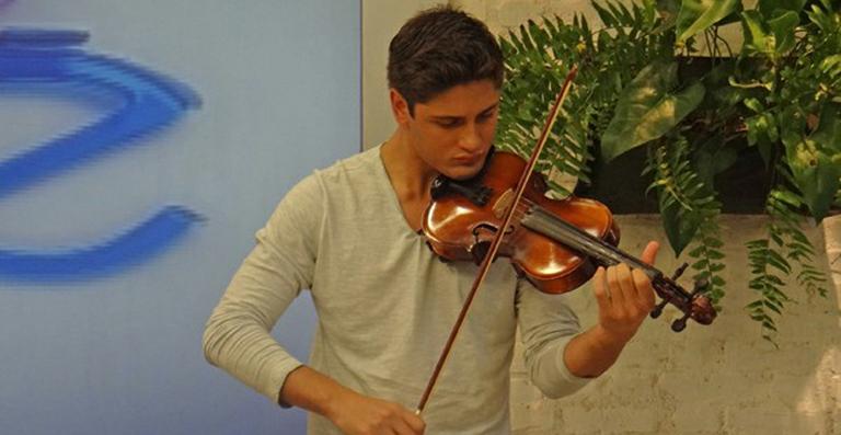 Daniel Rocha mostra seus dotes musicais no programa ‘Mais Você’
