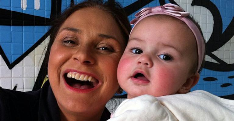 Fafá de Belém celebra Dia da Avó com netinha em seu colo