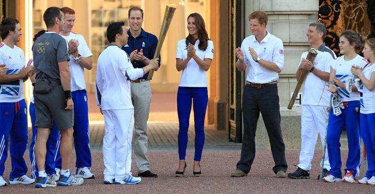 Ala jovem da realeza britânica recebe tocha no Palácio de Buckingham