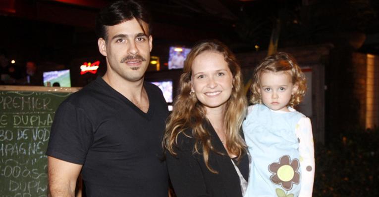 Fernanda Rodrigues e Raoni Carneiro levam a filha à festa de aniversário