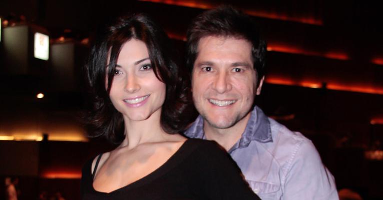 Acompanhado da mulher, Daniel prestigia o musical ‘A Família Addams’