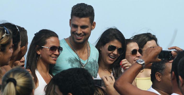 Cauã Reymond é assediado por fãs em gravações de ‘Avenida Brasil’ na praia carioca