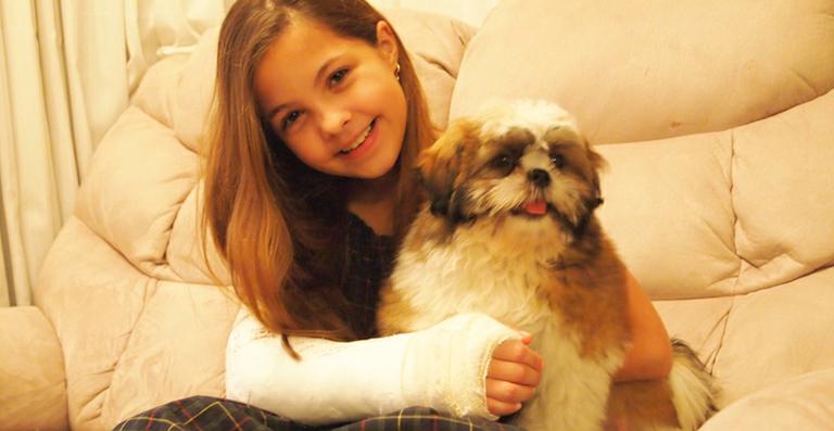 Júlia Gomes volta aos palcos e ganha cachorro de presente
