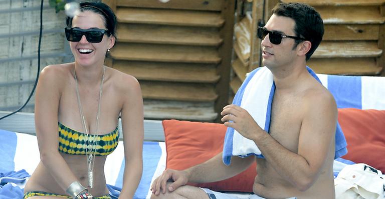 Com biquíni tomara que caia, Katy Perry relaxa na piscina ao lado de amigos