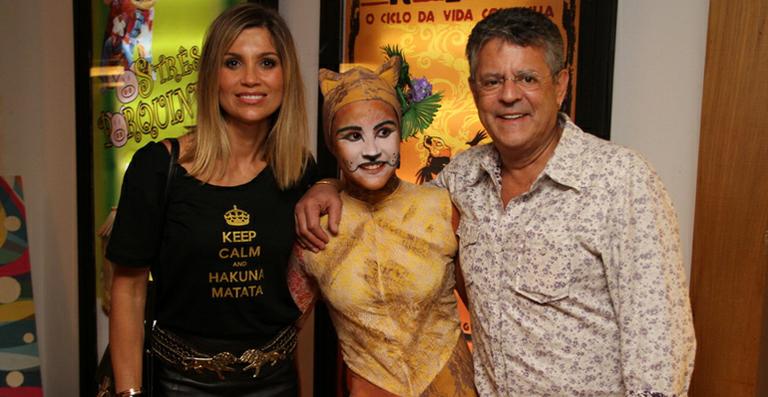 Flávia Alessandra e Marcos Paulo prestigiam a filha Giulia em sua estreia no teatro