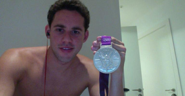 Thiago Pereira não desgruda da medalha