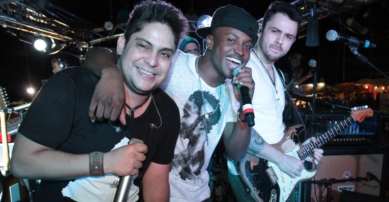 Jorge e Mateus cantam com Thiaguinho em Recife