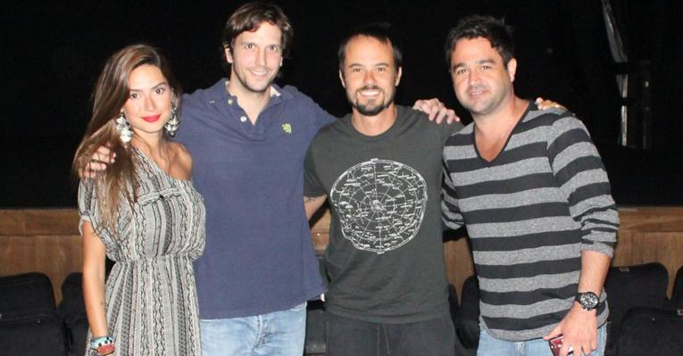 Vladimir Brichta recebe amigos no teatro
