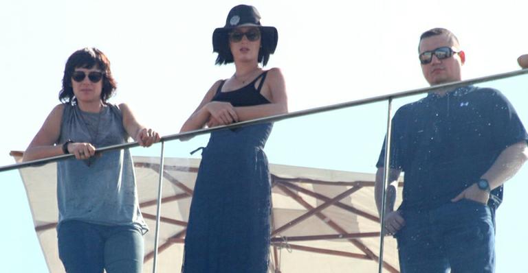 Katy Perry passeia na piscina do hotel no Rio